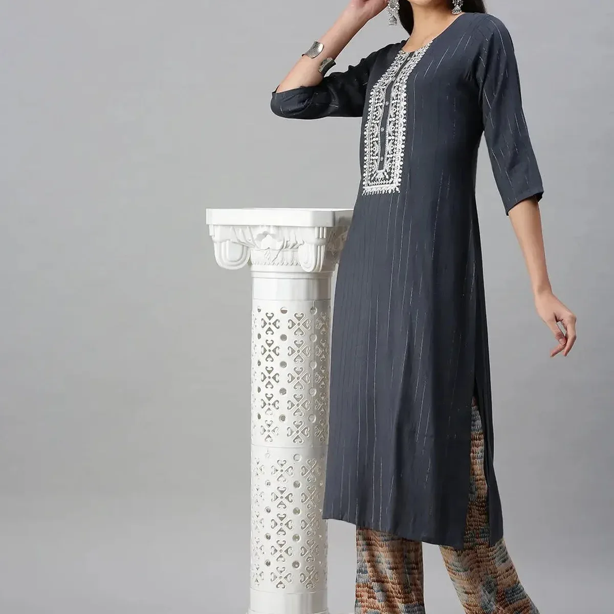 Women's Blue Ethnic Motifs Embroidered Thread Work Straight Kurta, photo 1 of 4