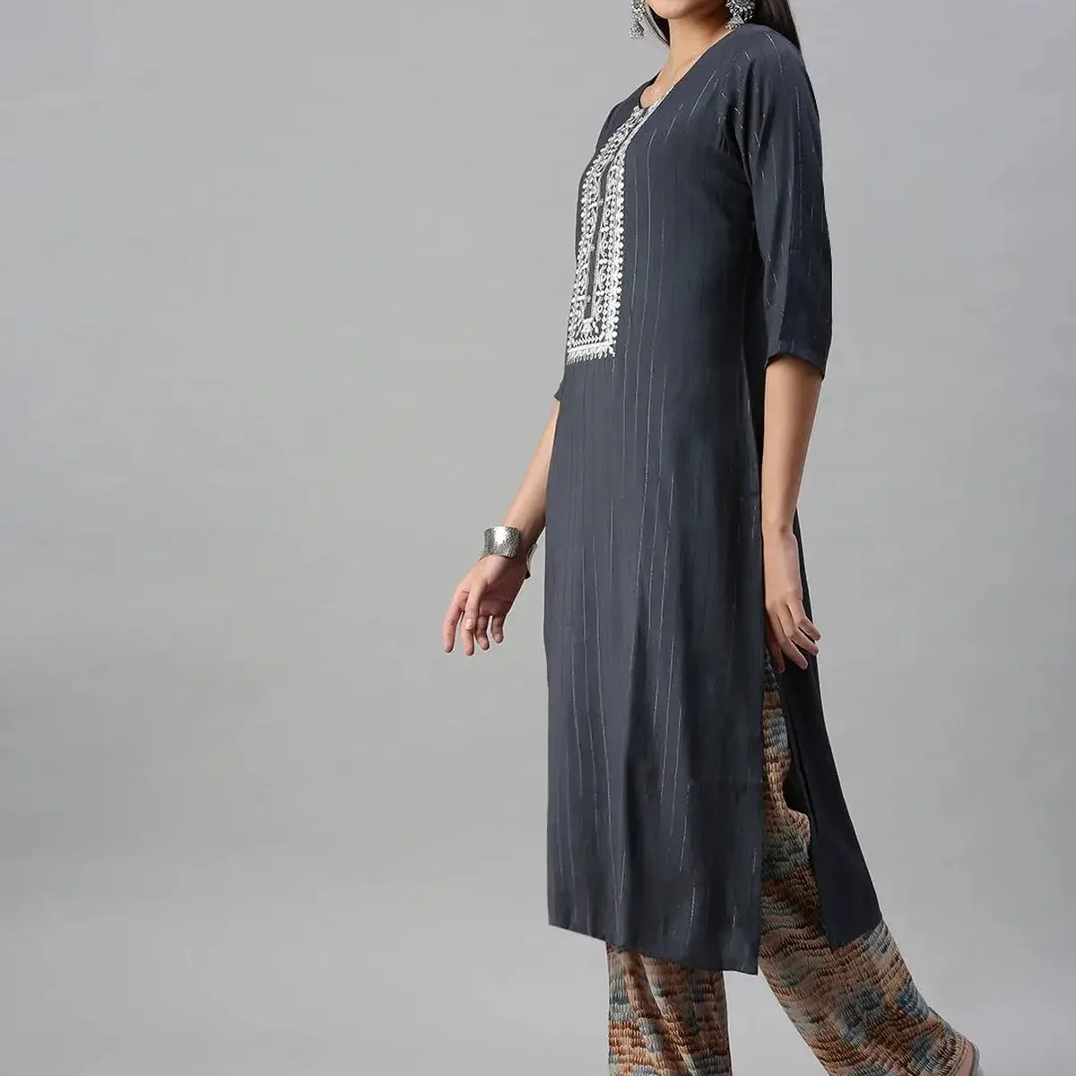 Women's Blue Ethnic Motifs Embroidered Thread Work Straight Kurta, photo 2 of 4