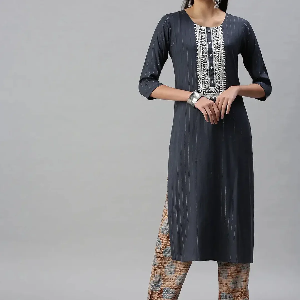 Women's Blue Ethnic Motifs Embroidered Thread Work Straight Kurta, photo 4 of 4