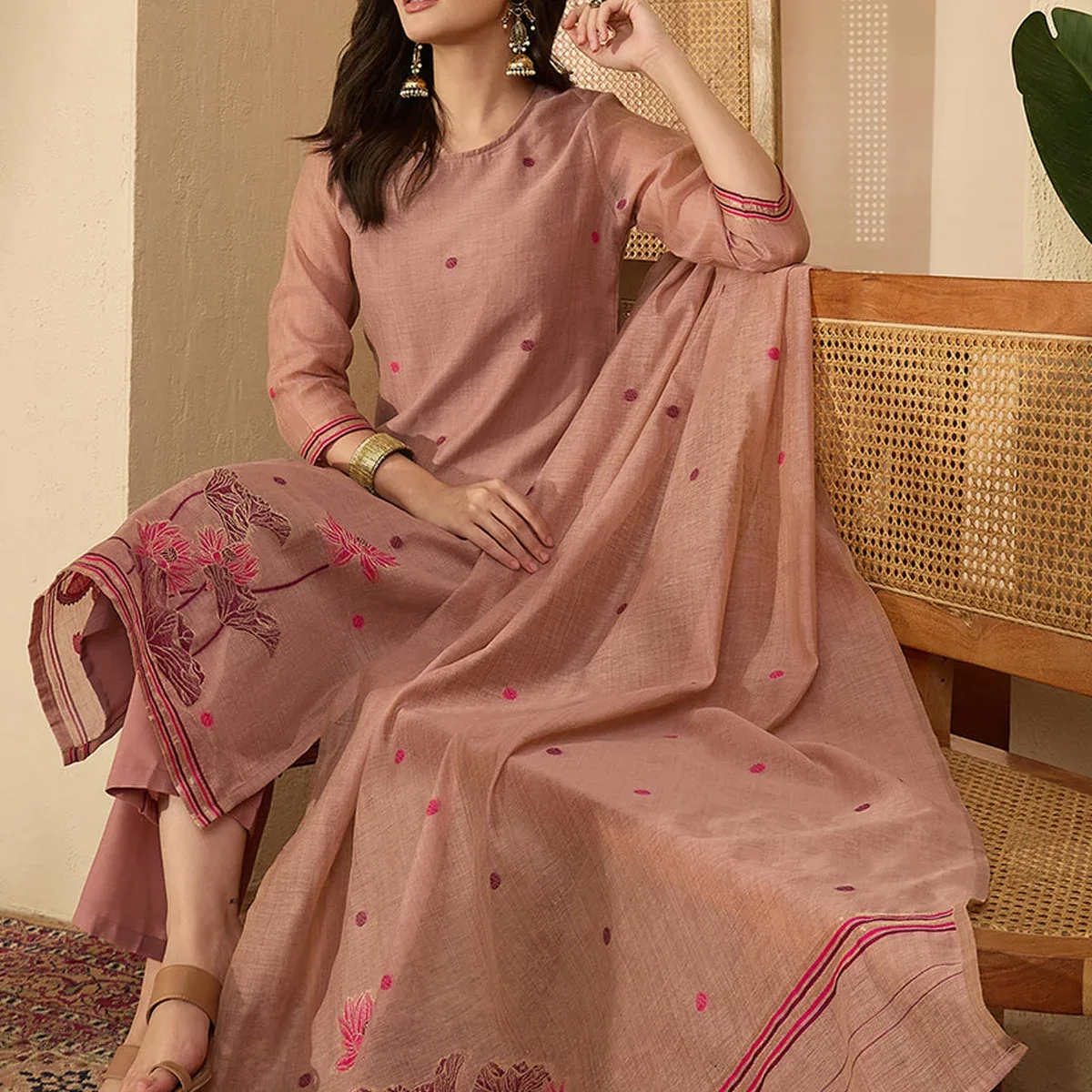 Women's Dusty Pink Chanderi Cotton Jacquard Floral Woven Straight Kurta Set, photo 3 of 4