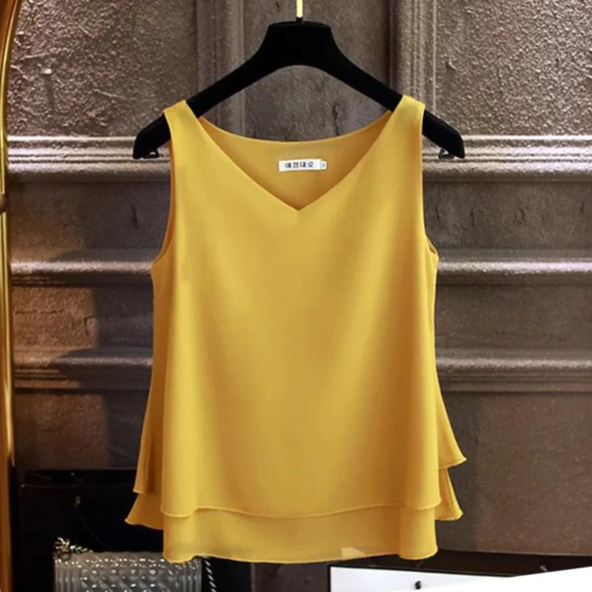 2019 Fashion Brand Women's blouse Summer sleeveless Chiffon shirt Solid V-neck Casual blouse Plus Size 5XL Loo, photo 1 of 4